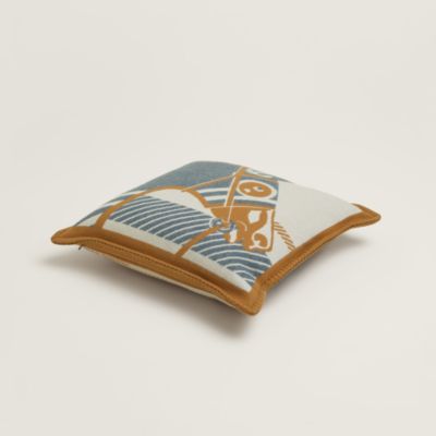 ホームテキスタイル：プレード、クッション、カシミヤ | Hermès